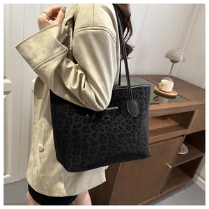 Détail du sac cabas léopard avec texte FASHION et bandoulières en cuir synthétique