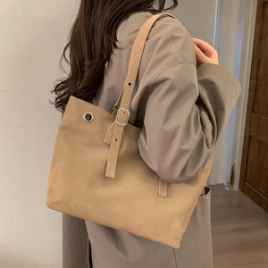 Borsa tote kaki minimalista con tracolla regolabile e occhielli in metallo lucido