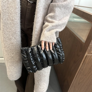 Pochette nera lucida plissettata con chiusura metallica e trama trapuntata in 3D