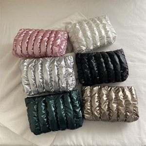 Collezione di pochette metalliche trapuntate minimaliste in sei colori alla moda