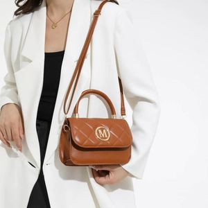 Sac à main élégant en cuir matelassé marron avec logo M doré et bandoulière réglable