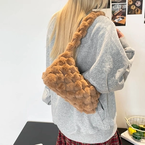 Sac à main en peluche marron avec texture de fourrure et bandoulière tressée chic