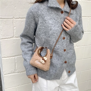 Sac bandoulière en peluche marron avec pendentif lapin et broderie sur fond blanc