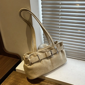 Sac à épaule vintage beige mat avec boucles argentées et de longues lanières