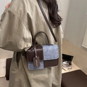 Petit sac carré mode bicolore marron avec poignée supérieure et bandoulière réglable
