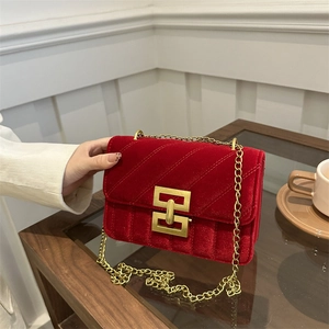Women Luxury Quilted Chain Shoulder Bag Urban Minimalist Crossbody Bag Fashion Gold Metal Lock Square Messenger Bag