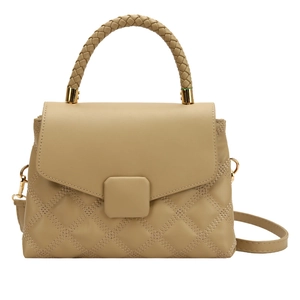 Sac bandoulière matelassé beige chic avec poignée tressée et détails dorés