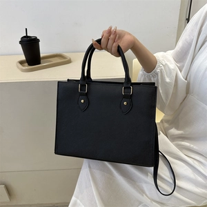 Borsa tote classica in pelle Saffiano nera con dettagli dorati e tracolla regolabile