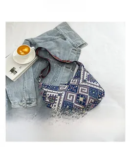 Détail d'un sac bohème à motifs ethniques présenté dans une scène de style de vie décontracté