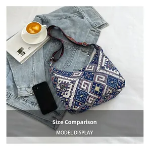 Sac hobo tissé ethnique présenté avec un téléphone pour une comparaison de taille réelle