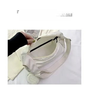 Makro-Detail der geräumigen Nylon-Umhängetasche mit modischem Münzbeutel-Anhänger