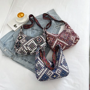 Sac bandoulière ethnique en demi-lune avec sangle géométrique en trois couleurs tendance