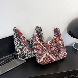 Sac hobo ethnique avec bandoulière tissée colorée et motifs géométriques style bohème