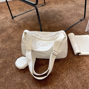 Details der weißen Nylon-Umhängetasche mit Fashion-Etikett und Kleingeldfach