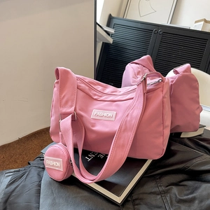 Detail der pinken Nylon-Tasche mit verstellbarem Gurt und runder Reißverschluss-Münztasche