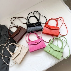Mini borse quadrate alla moda con trama a pieghe e dettagli dorati in 6 colori vivaci