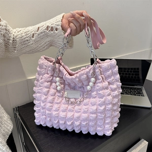 Sac fourre-tout rose à texture bulles avec perles et bandoulière chaîne argent