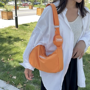 Helle orangefarbene Halbmondtasche aus Nylon mit Fashion-Tag und kleinem Münzfach