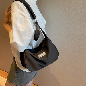 Minimalistische schwarze Halbmond-Umhängetasche mit Mini-Tasche und breitem Gurt