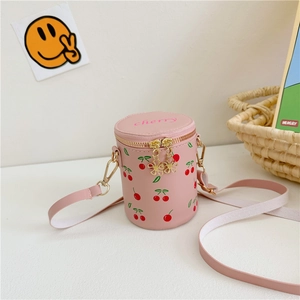 Détail du sac seau rose imprimé cerise avec fermeture éclair fleur dorée pour filles