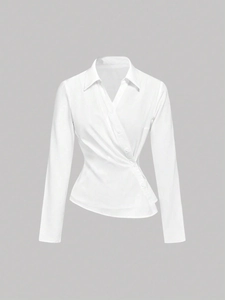 Blusa blanca de manga larga cruzada con botones asimétricos y cuello para mujer elegante