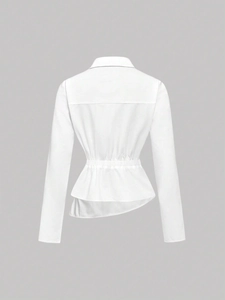 Blusa blanca de manga larga entallada con dobladillo asimétrico y detalle de péplum