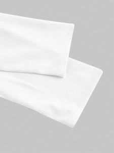 Vista detallada del puño de camisa blanca con costura de precisión de una sola aguja