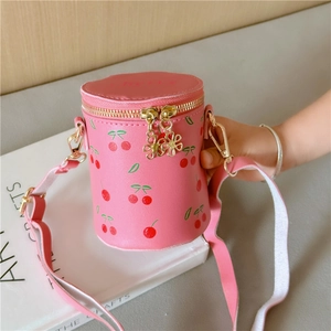 Sac seau rose imprimé cerises pour filles avec breloque fleur dorée et bandoulière