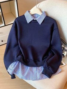 Dunkelblaues Damen-Sweatshirt im Lagen-Look mit gestreiftem Kragen und lockerer Passform