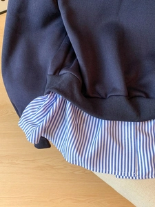 Damen Lagen-Sweatshirt mit dunklem Strickstoff und gestreiftem Hemdsaum-Detail