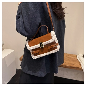 Détail d'un sac bandoulière en cuir marron avec bordure en fourrure et fermoir doré