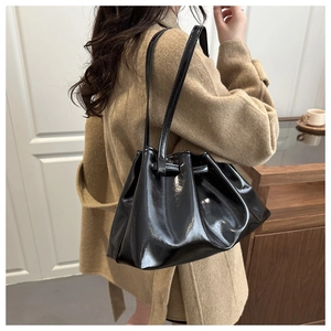 Détail du sac bandoulière plissé noir brillant avec double anse fine et structure à cordon