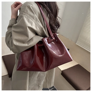 Détail du sac à bandoulière plissé rouge foncé en cuir ciré brillant de qualité