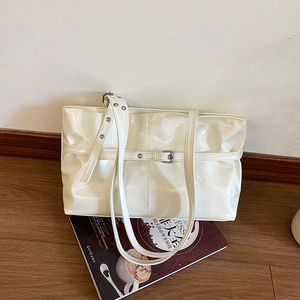 Sac fourre-tout chic en cuir verni blanc avec boucles argentées et design bandoulière moderne