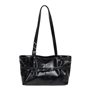 Sac à épaule en cuir verni noir brillant avec boucles vintage et grande capacité
