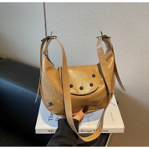 Détail du sac demi-lune en cuir PU kaki avec rivets décoratifs en métal noir