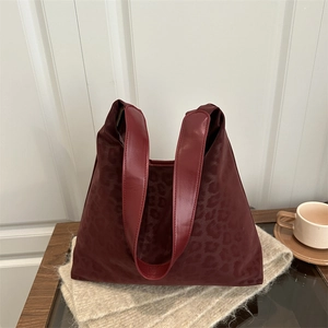 Grand sac cabas bordeaux à motif léopard avec bandoulières en similicuir sur tricot