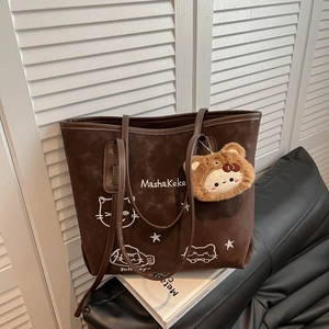 Grote bruine tote bag van mat kunstleer met kattenillustratie en pluche beer hanger