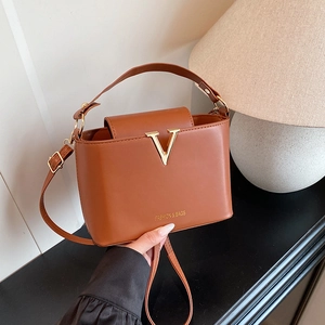 Women Minimalist PU Leather Crossbody Bag With V Metal Decoration Fashion Letter Print Handbag Small Shoulder Bag For Daily Use