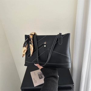 Grote zwarte PU-leren shopper tas met witte contraststiksels en bedrukte zijden sjaal detail