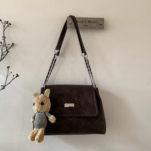 Borsa a spalla scamosciata marrone scuro con catena dorata e ciondolo a coniglio beige