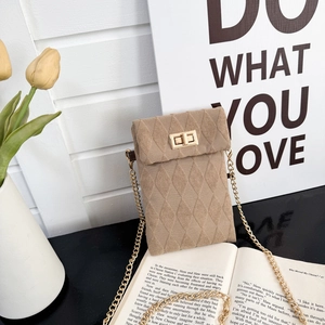 Bolso bandolera vintage marrón de terciopelo acolchado con cadena dorada y cierre metálico