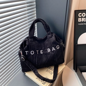 Zwarte corduroy draagtas met TOTE BAG borduursel en verstelbare schouderriem