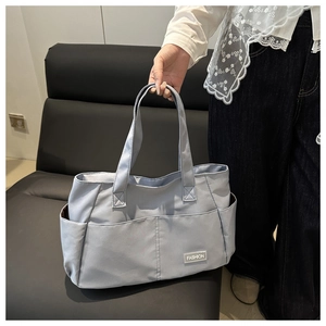 Hellblaue Nylon-Einkaufstasche mit Vordertasche und Fashion-Logo-Aufnäher