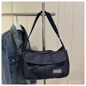 Vue détaillée du sac bandoulière en nylon bleu marine avec étiquette tissée Fashion
