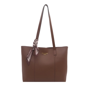 Sac fourre-tout en cuir marron avec foulard en soie et lettrage doré sur fond blanc