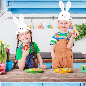 Enfants portant des serre-têtes oreilles de lapin en papier pour fête de Pâques