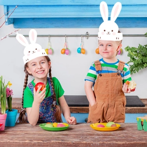 Enfants portant des chapeaux de lapin en papier blanc pour la fête de Pâques en cuisine