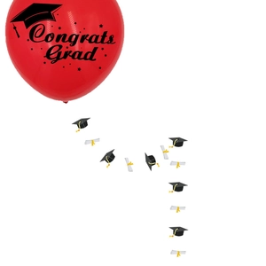 Detail van rode afstudeerballon met Congrats Grad print en papieren kwastjes van petten