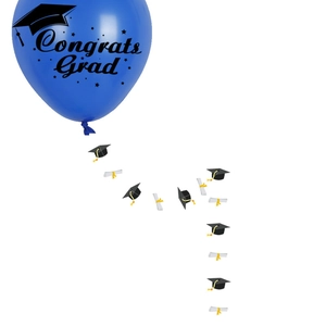 Detail van blauwe Congrats Grad ballon met hangende mini afstudeerhoed en diploma hangers